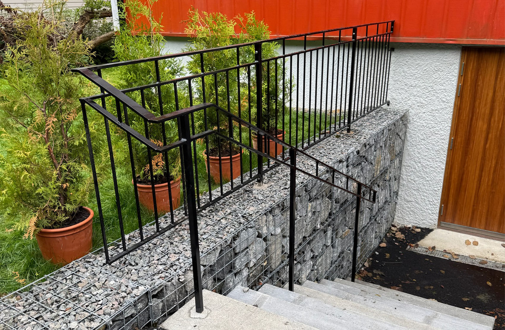 Tillverkning och montage av räcken för trappor, balkonger och gångytor. Utformningen anpassas efter projektets ritningar eller tas fram i dialog med beställaren.