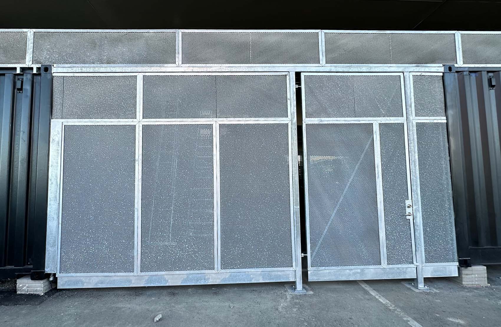 Bärande stålstommar och konstruktioner för byggprojekt, utförda enligt ritning med spårbarhet och kvalitetssäkring genom hela processen.