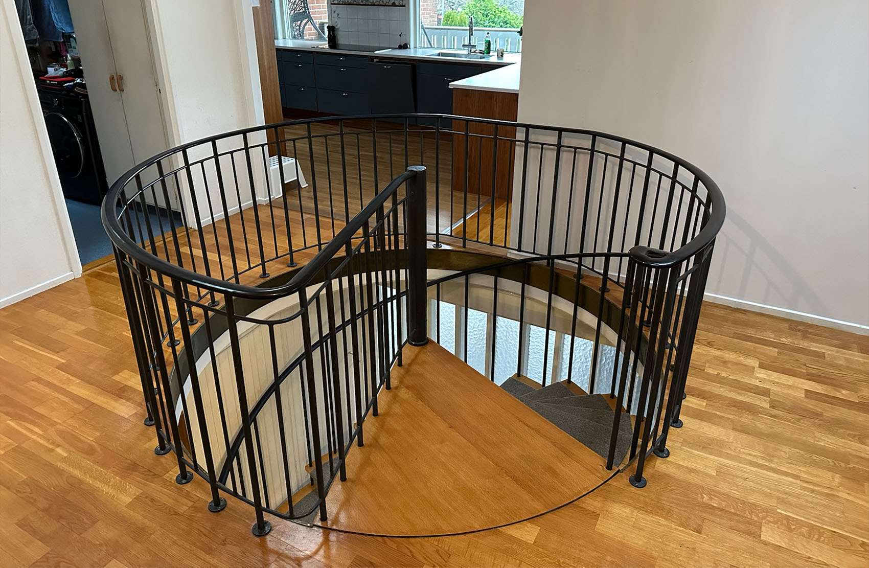 Stålkonstruktioner för trappor i byggprojekt, levererade som kompletta konstruktioner eller i delar beroende på projektets upplägg.